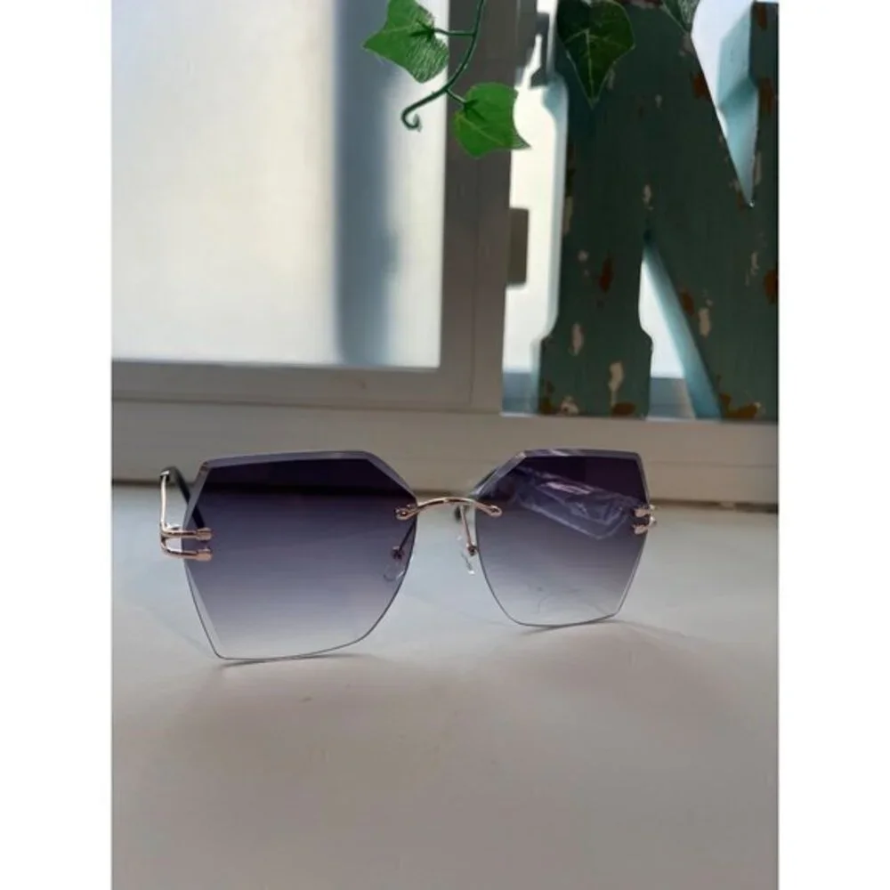N/A black rimless